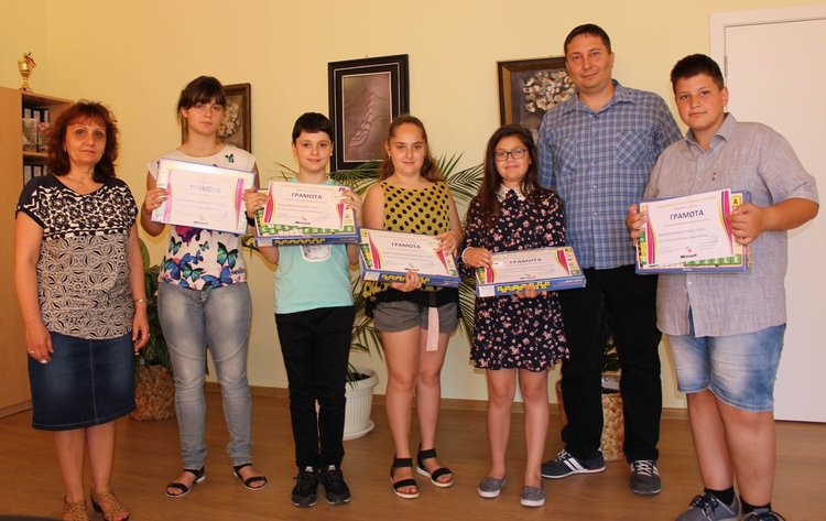 Преподаватели на децата по информационни технологии  са Кръстина Борисова и Георги Гочев