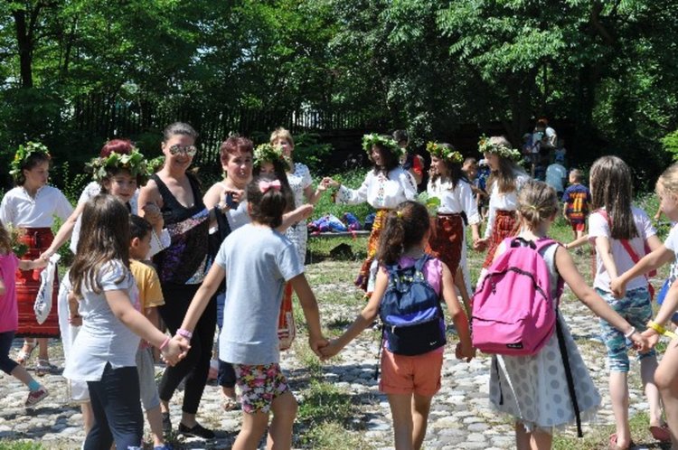 С уханни билки и аромат на чай бе отбелязан Еньовден в двора на Историческия музей в Кърджали