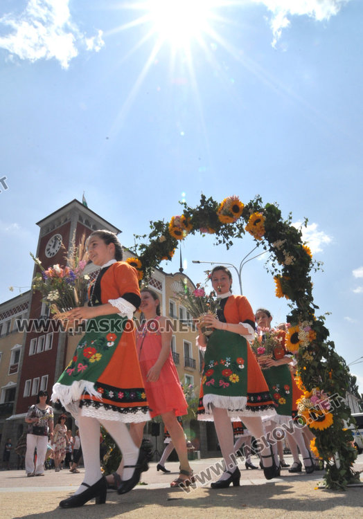 Десетки минаха под Еньовденска цветна арка за здраве