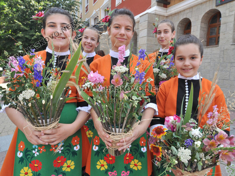 Десетки минаха под Еньовденска цветна арка за здраве