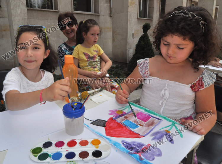 Емануила /вдясно/отпразнува шестия си рожден ден на площада