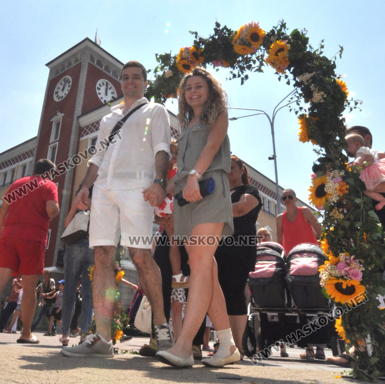 Десетки минаха под Еньовденска цветна арка за здраве