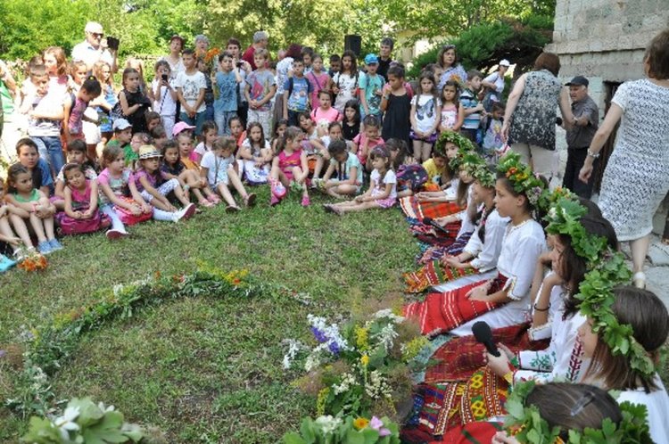 С уханни билки и аромат на чай бе отбелязан Еньовден в двора на Историческия музей в Кърджали