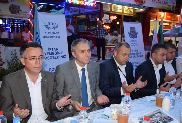 Ифтар събра над 1500 мюсюлмани и християни на обща трапеза в Кърджали