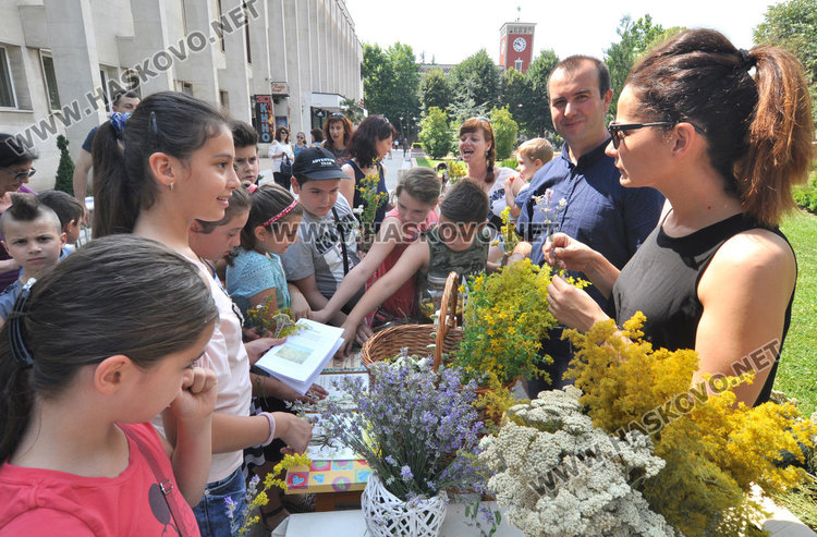 6-годишната Емануила празнува рожден ден на работилницата за цветя