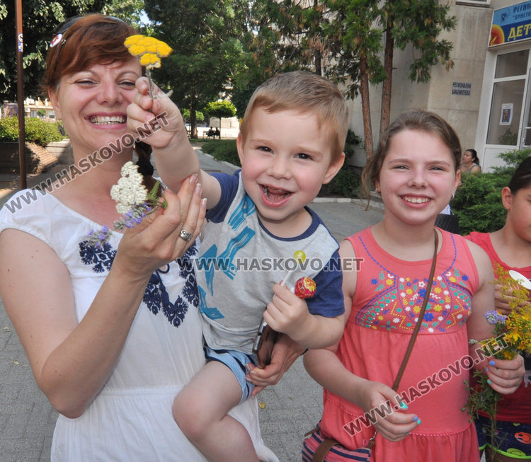 6-годишната Емануила празнува рожден ден на работилницата за цветя