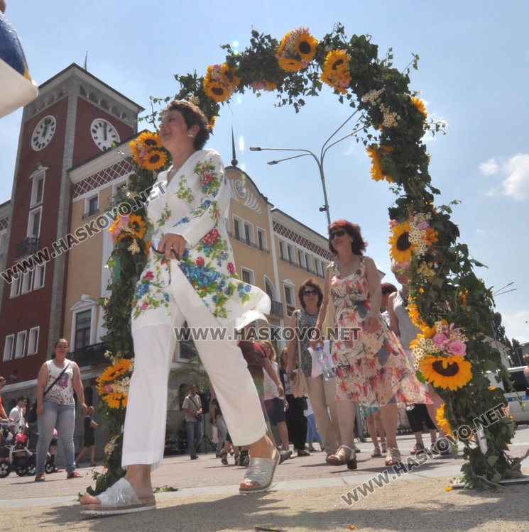 Десетки минаха под Еньовденска цветна арка за здраве