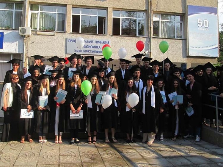 Алековци от Випуск 2017 получиха дипломите си