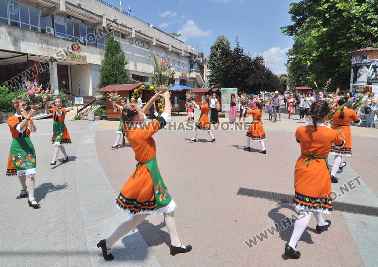 Десетки минаха под Еньовденска цветна арка за здраве