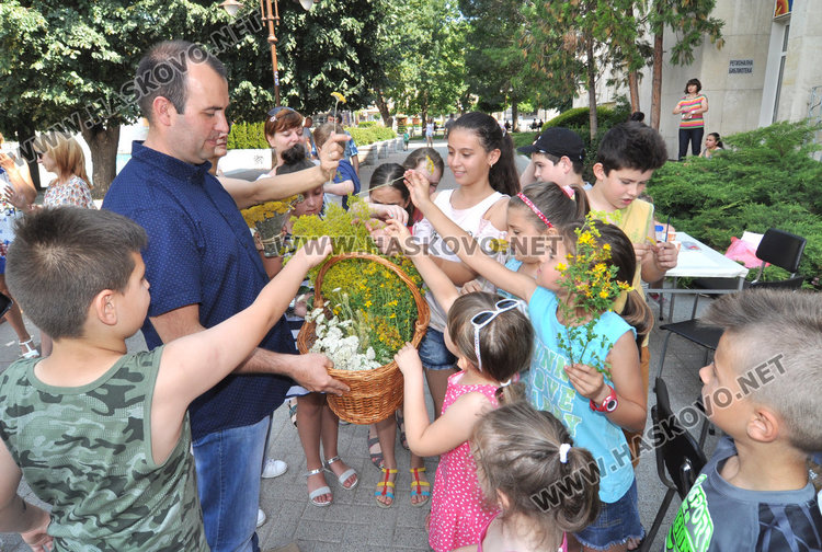 6-годишната Емануила празнува рожден ден на работилницата за цветя