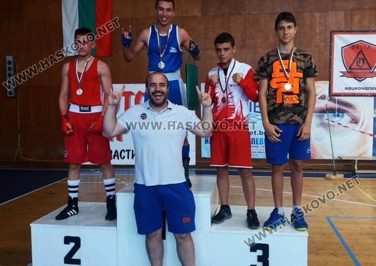 Георги  Петров на почетната стълбичка