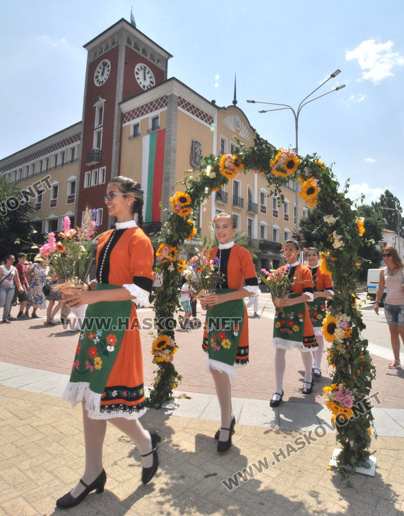 Десетки минаха под Еньовденска цветна арка за здраве