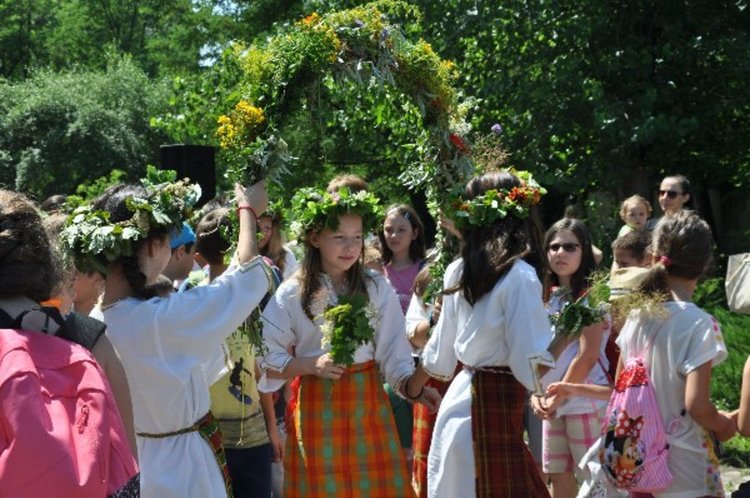 С уханни билки и аромат на чай бе отбелязан Еньовден в двора на Историческия музей в Кърджали