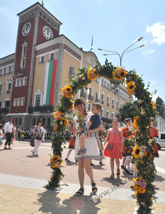 Десетки минаха под Еньовденска цветна арка за здраве