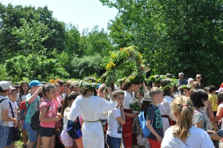 С уханни билки и аромат на чай бе отбелязан Еньовден в двора на Историческия музей в Кърджали
