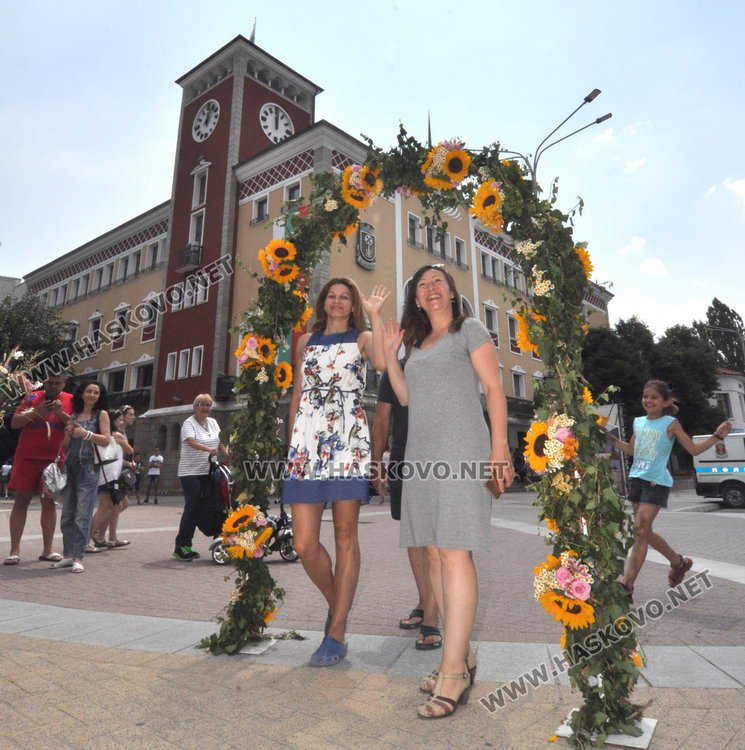 Десетки минаха под Еньовденска цветна арка за здраве