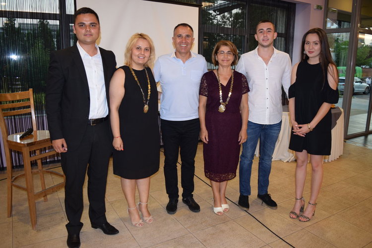 С младите последоватили