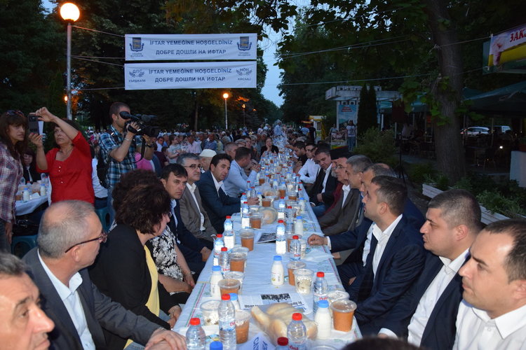 Ифтар събра над 1500 мюсюлмани и християни на обща трапеза в Кърджали