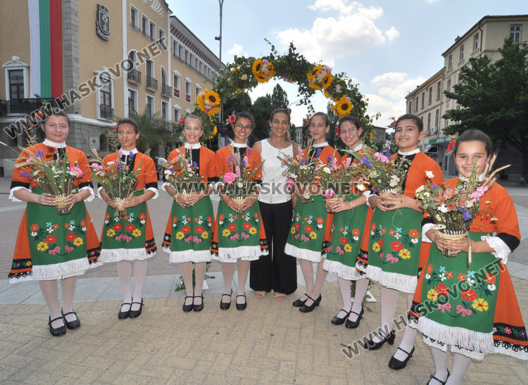 Десетки минаха под Еньовденска цветна арка за здраве