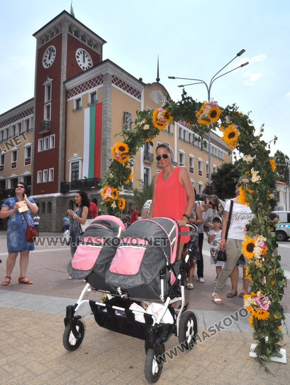 Десетки минаха под Еньовденска цветна арка за здраве