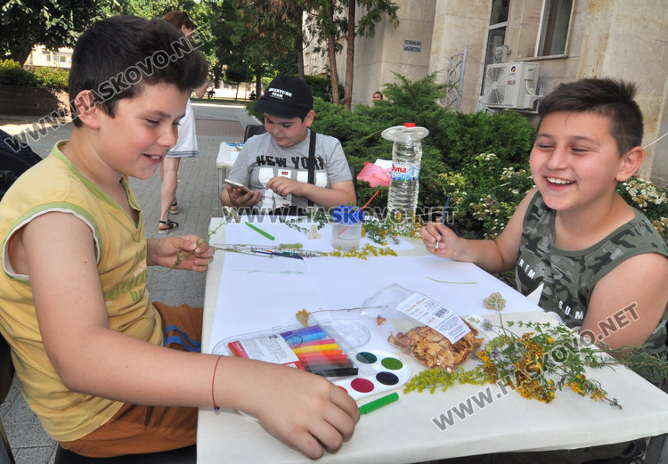 6-годишната Емануила празнува рожден ден на работилницата за цветя