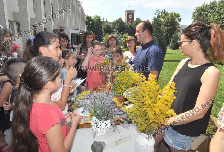 6-годишната Емануила празнува рожден ден на работилницата за цветя