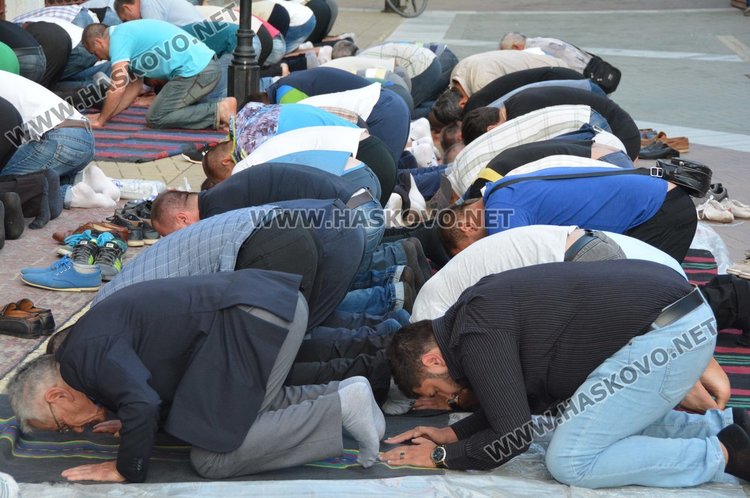 Мюсюлманите в Хасково посрещнаха изгрева с молитва за  Рамазан байрям