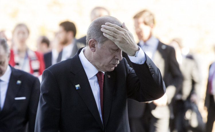 Ердоган припадна по време на молитва