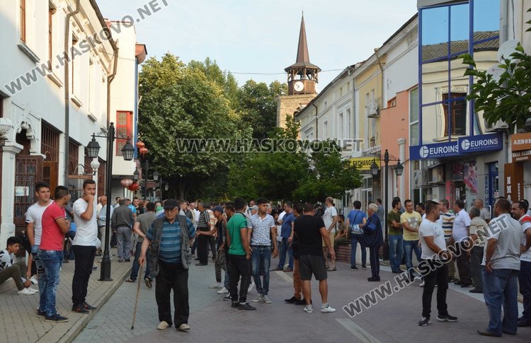 Мюсюлманите в Хасково посрещнаха изгрева с молитва за  Рамазан байрям