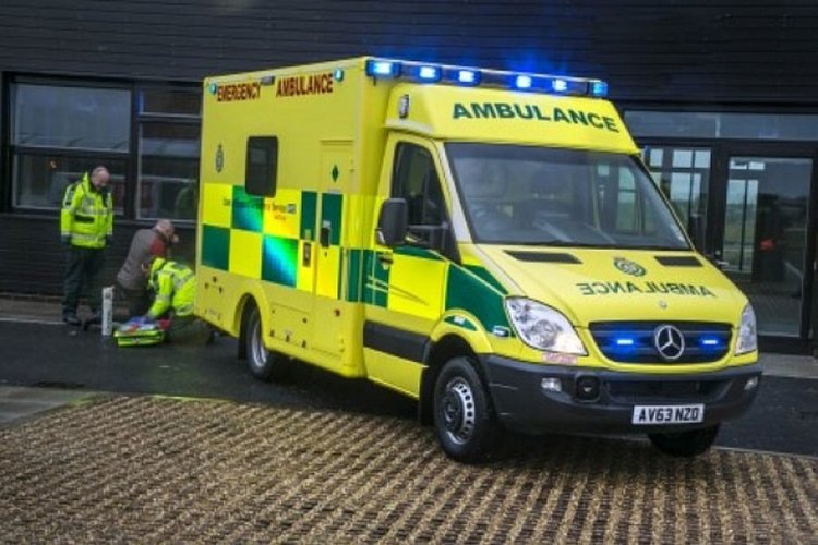 Кола се вряза в мюсюлмани в Нюкасъл