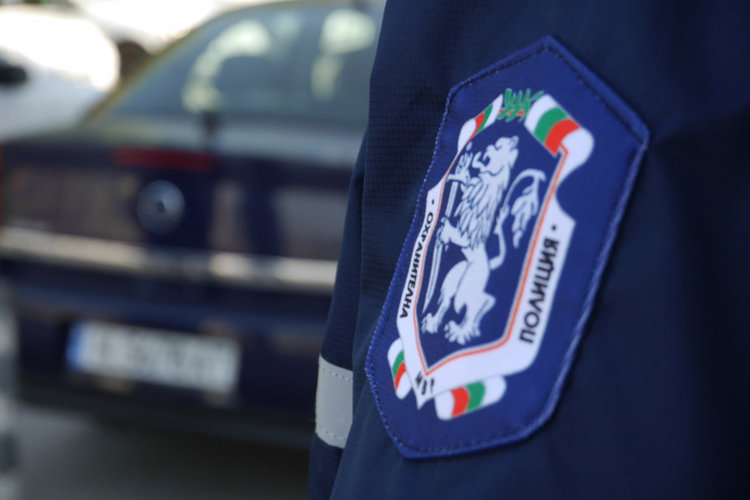 Цивилни полицаи следят за крадци на плажа