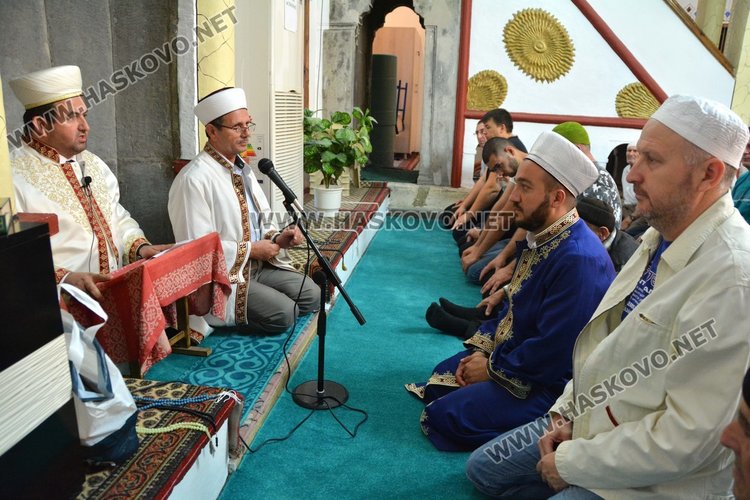 Мюсюлманите в Хасково посрещнаха изгрева с молитва за  Рамазан байрям