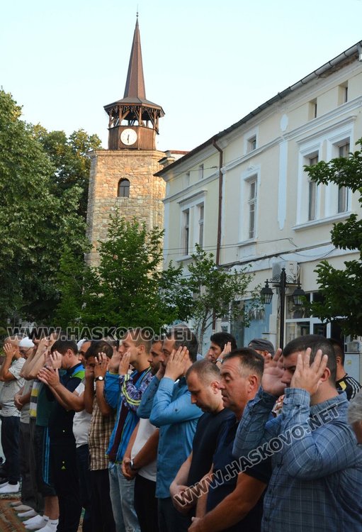 Мюсюлманите в Хасково посрещнаха изгрева с молитва за  Рамазан байрям