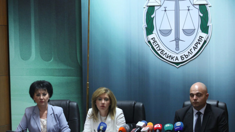 Убитата жена е душена, бита с метален стик и наръгана