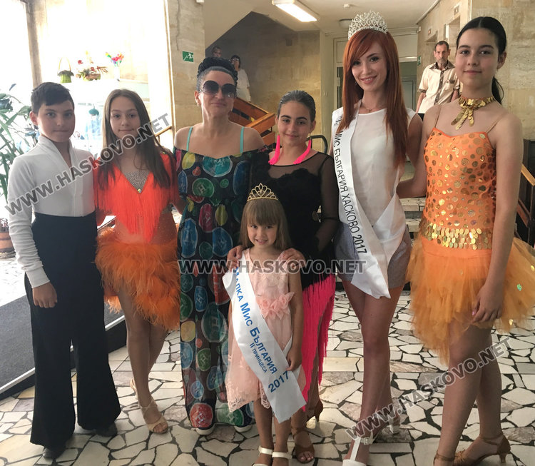 Мис България-Хасково води малки красавици на гости в старческия дом