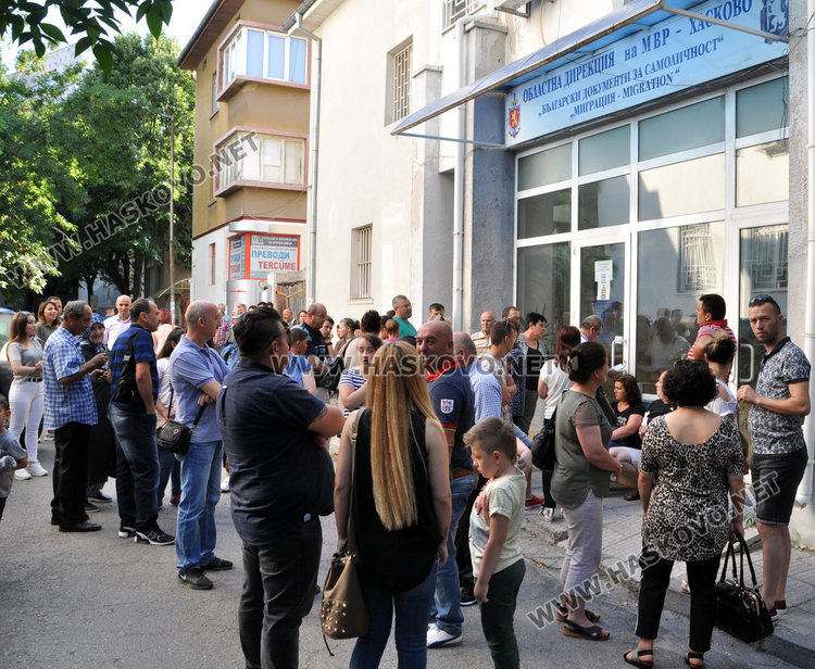  Навалица пред Паспортна, дошлите за Байряма вадят документи