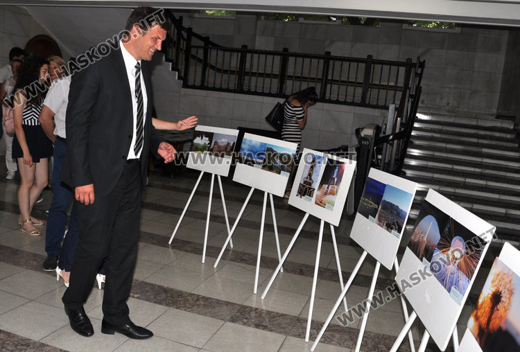 Над 20 фотографии откупени за час в изложбата за Ники