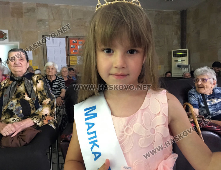 Мис България-Хасково води малки красавици на гости в старческия дом
