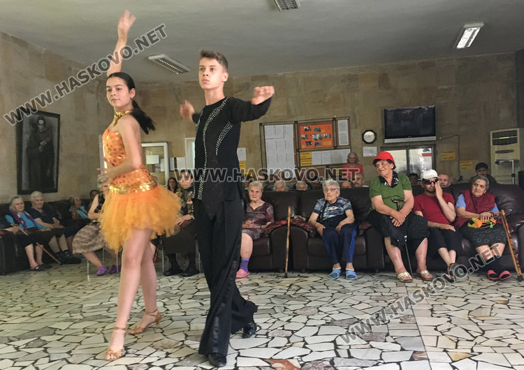 Мис България-Хасково води малки красавици на гости в старческия дом