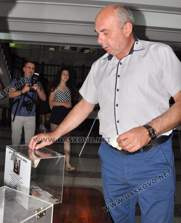 Над 20 фотографии откупени за час в изложбата за Ники