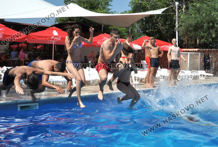 Младежи  в плувна надпревара срещу дрогата