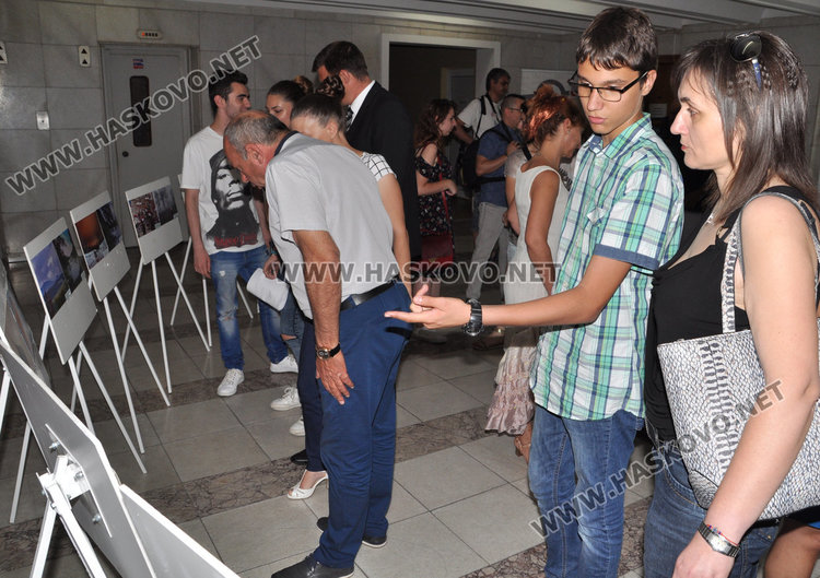 Над 20 фотографии откупени за час в изложбата за Ники