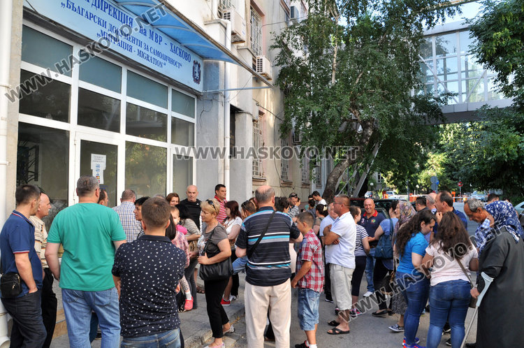  Навалица пред Паспортна, дошлите за Байряма вадят документи