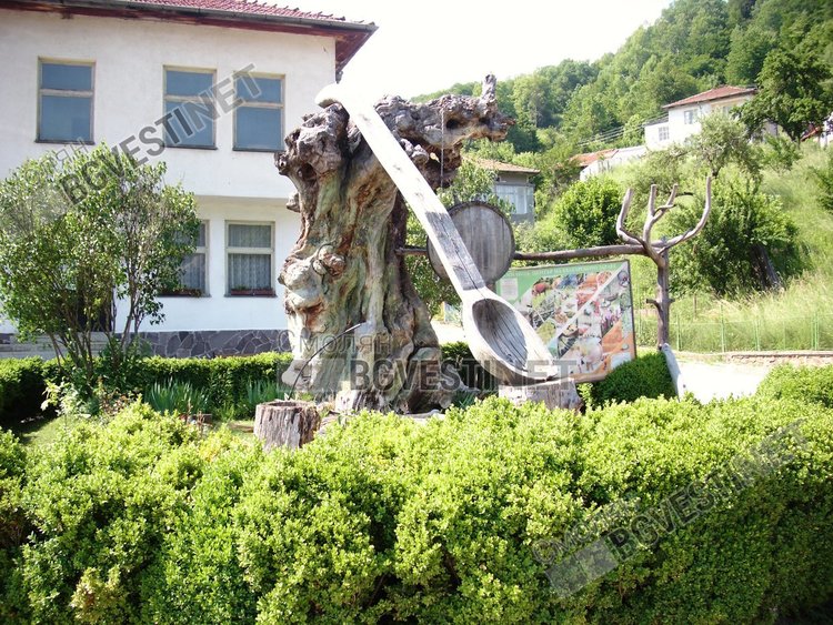 Две момчета се хвърлиха с кола в реката край село Киселчово