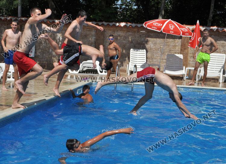 Младежи  в плувна надпревара срещу дрогата