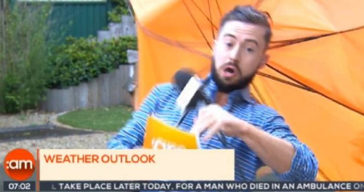 Вятър издуха водещ на "Прогнозата за времето" (видео)