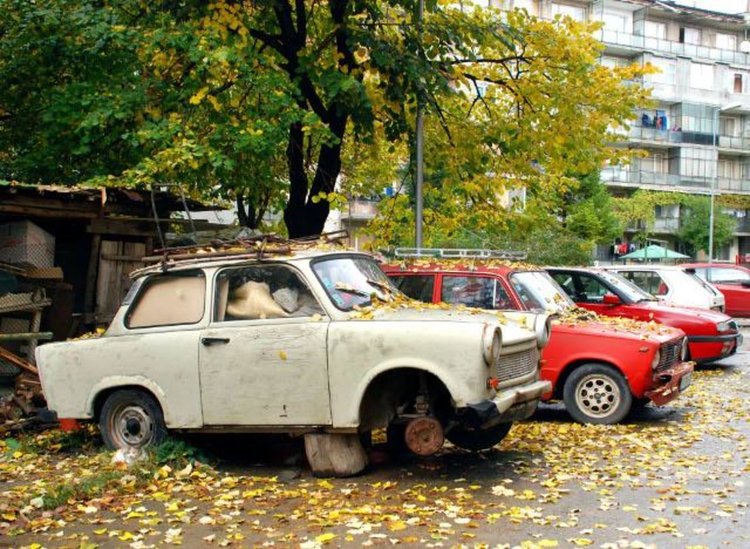 Общината извозва 20 изоставени трошки по улиците на Хасково