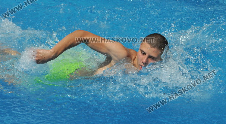 Младежи  в плувна надпревара срещу дрогата