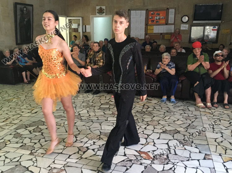 Мис България-Хасково води малки красавици на гости в старческия дом