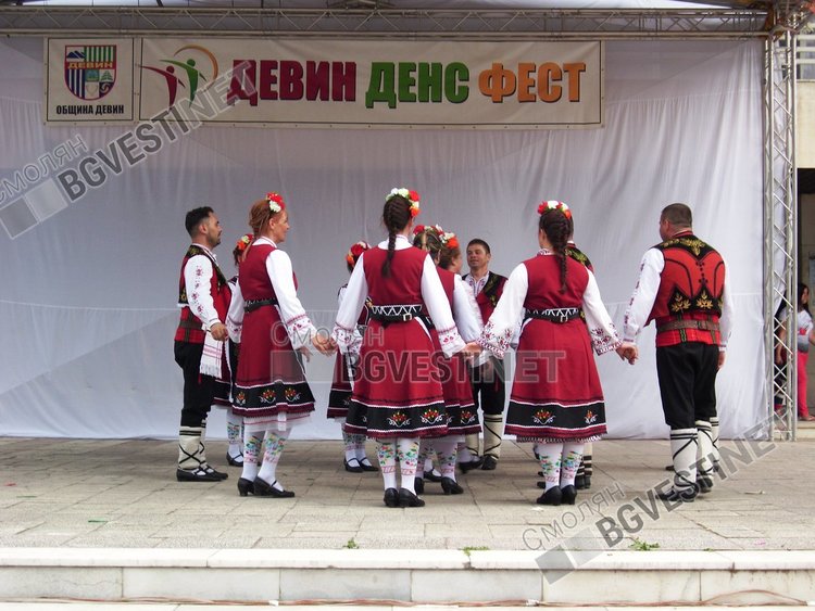 Девин Денс Фест събра любители на българските народни танци от цялата страна